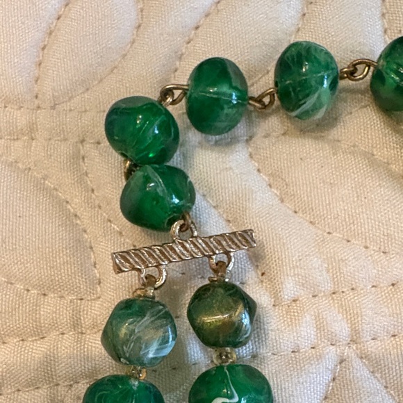 Vintage Green acrylic swirl, Gold tone dividers Beaded Double strand Necklace - Picture 8 of 9